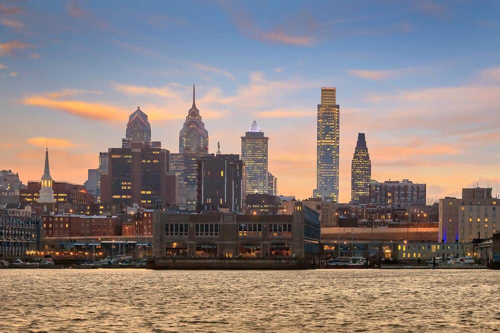 Penns Landing en Twilight en Filadelfia | www.phillyaptrentals.com