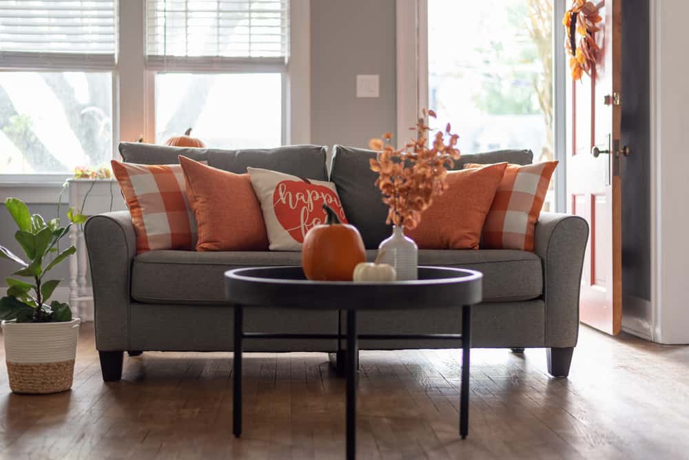 Neutral Furniture With Colorful Accents | www.phillyaptrentals.com 