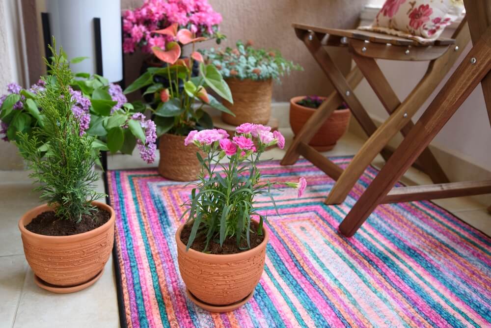 Balcon avec tapis d'extérieur lumineux | www.phillyaptrentals.com