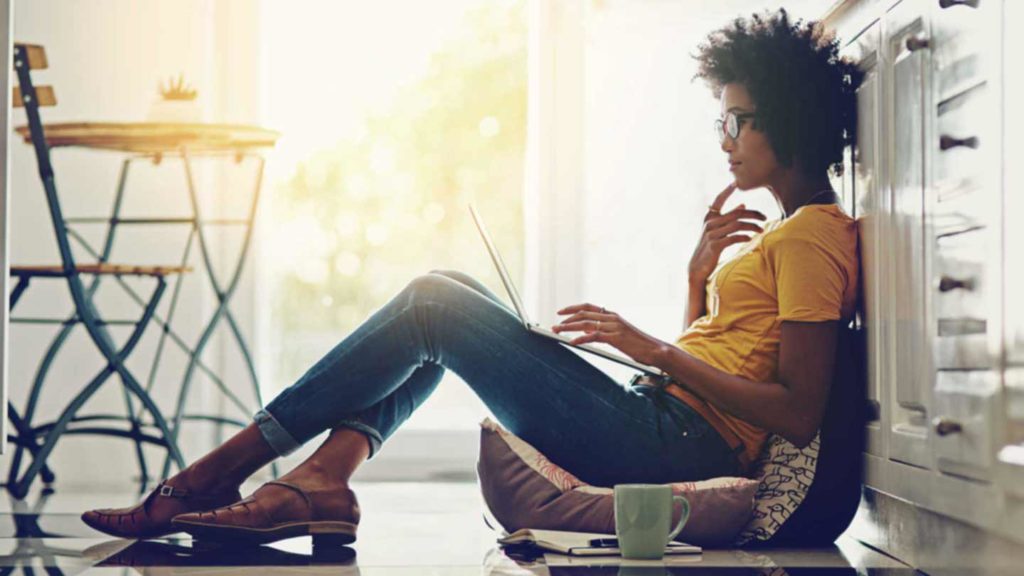 Mujer viendo opciones en computadora portátil