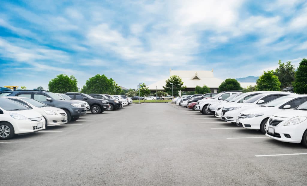 Parkplatz auf der Oberfläche des Parkplatzes