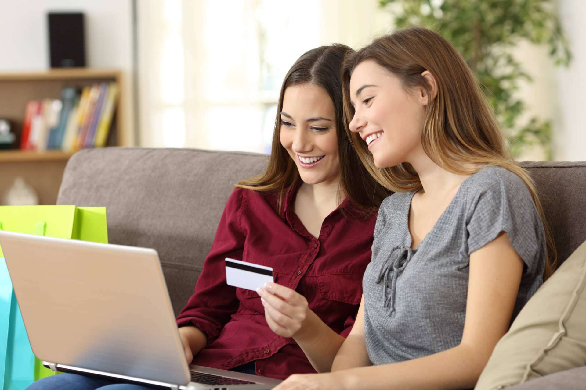신용 카드로 온라인 임대료를 지불하는 두 여자