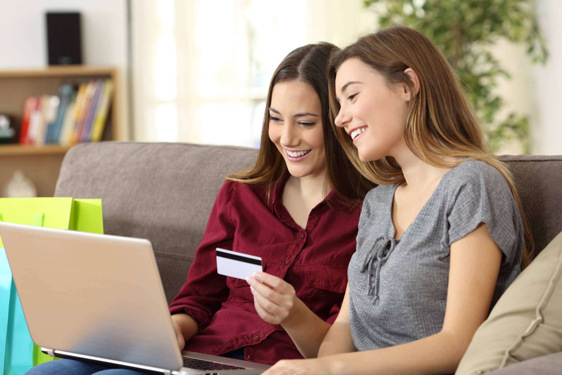 deux femmes payant un loyer en ligne avec une carte de crédit