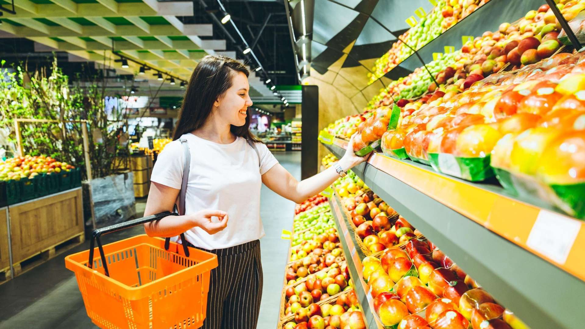 изображение продуктового магазина девушка улыбается, делая покупки для свежих продуктов