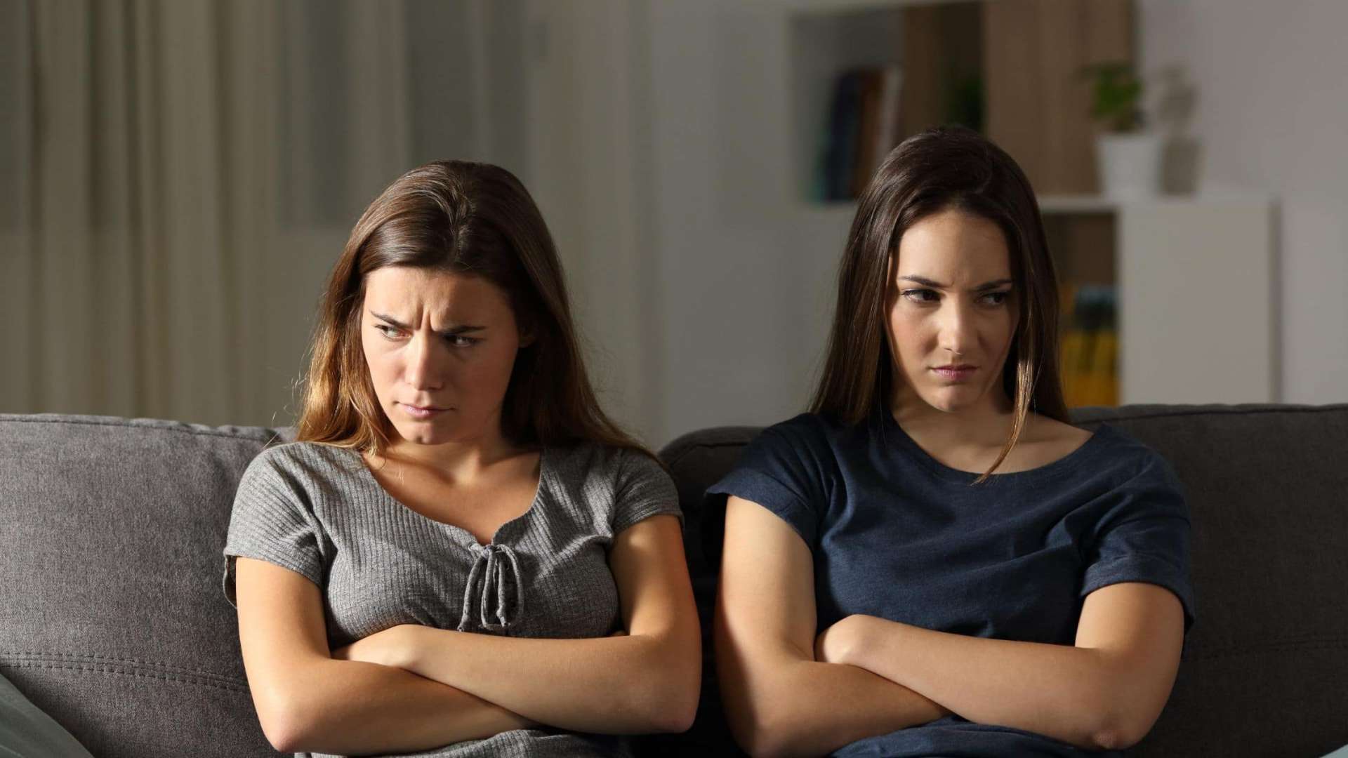 Девушка хочет с двумя. Излишняя обидчивость. Две сестры конфликт. Другой домашний. Фото разгневанных женщин.