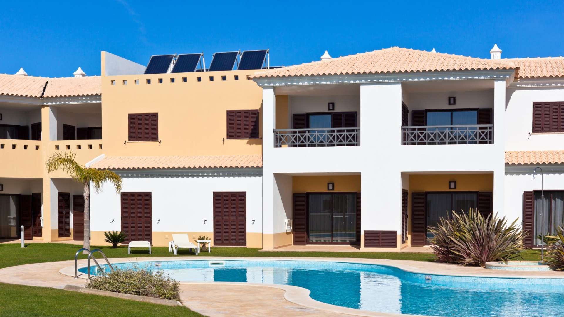 piscine du complexe d'appartements