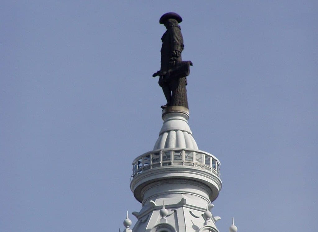 William Penn sitzt auf dem Rathaus von Philadelphia | www.phillyaptrentals.com