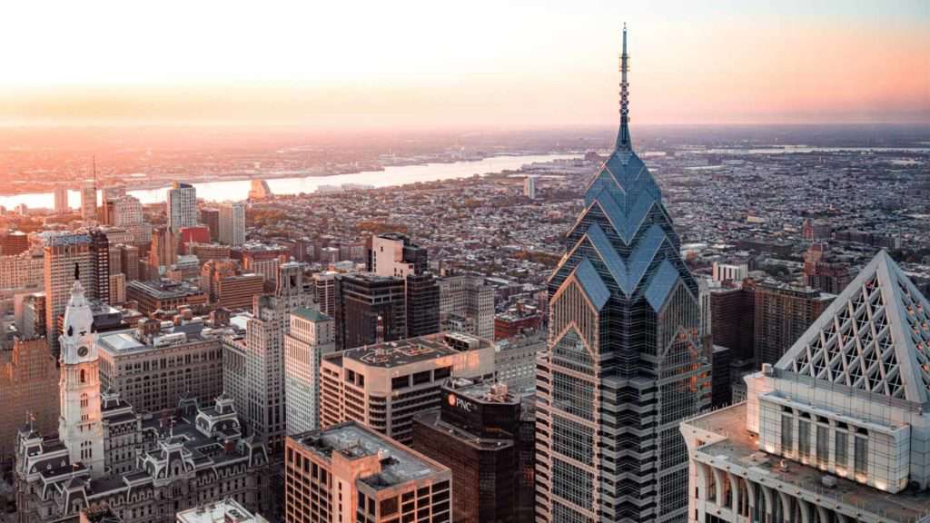 Veduta aerea dello skyline di Filadelfia al tramonto