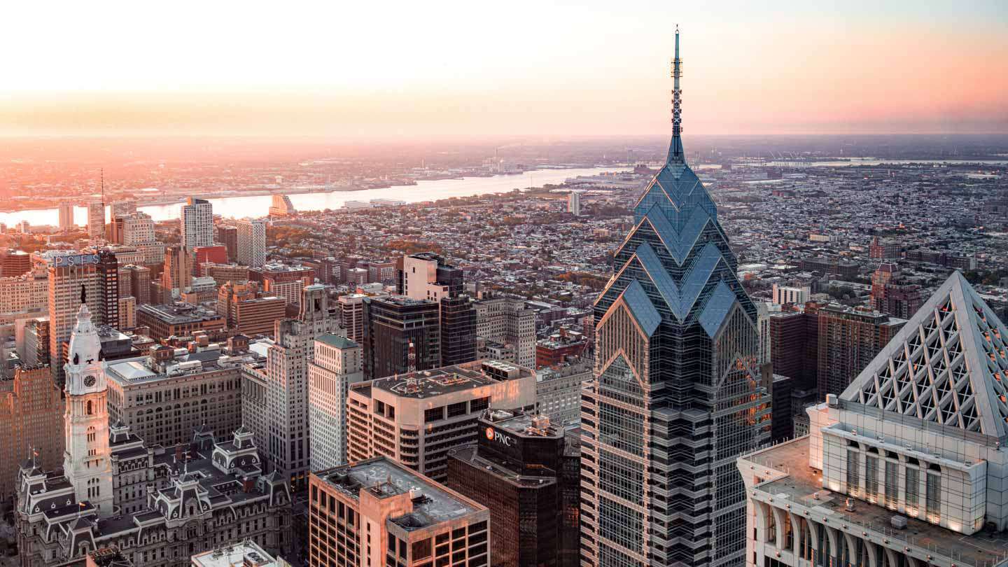 Veduta aerea dello skyline di Filadelfia al tramonto