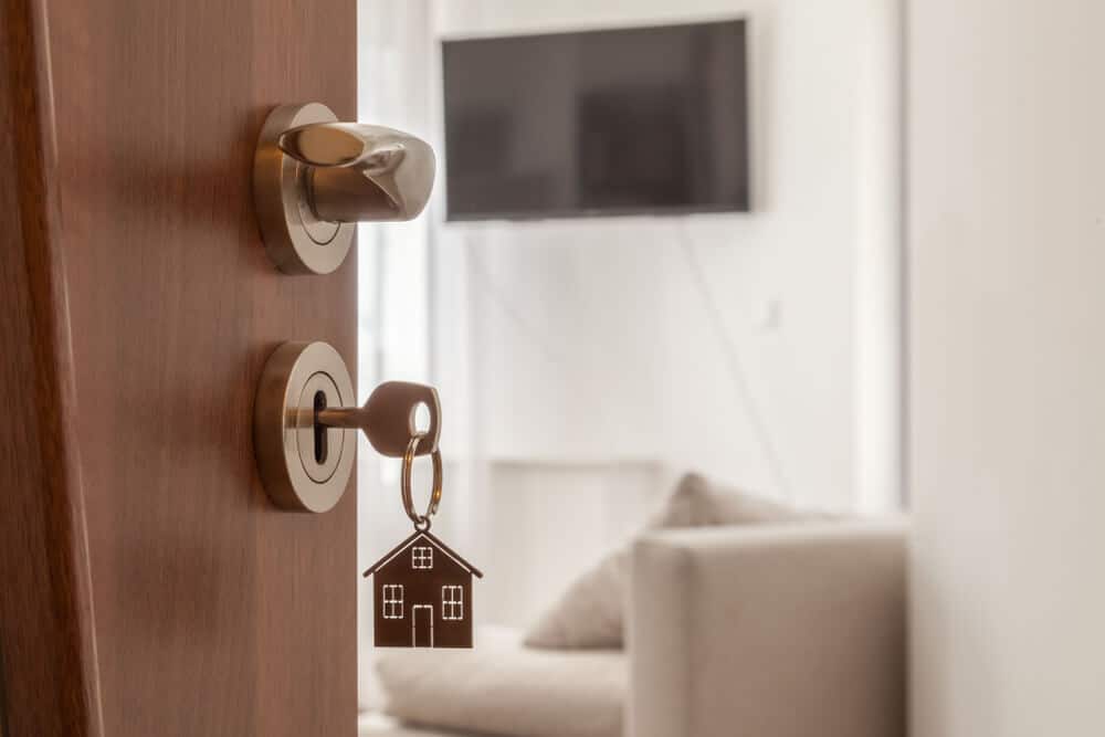 3 QUESTIONS TO DETERMINE WHETHER AN APARTMENT IS NOISY OR NOT | apartment door | www.phillyaptrentals.com 