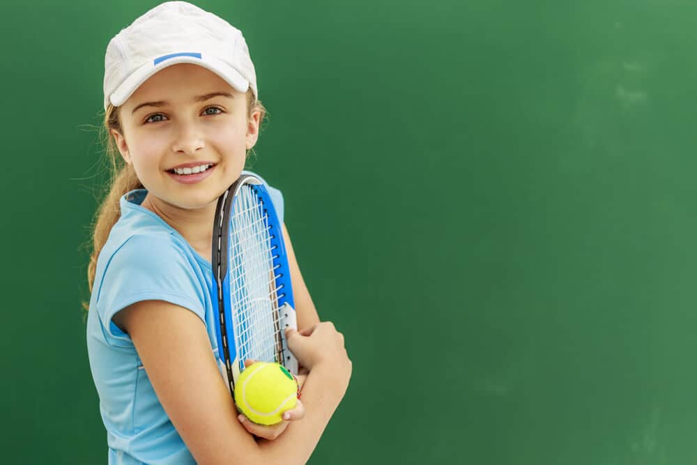 10 OPCIONES DEPORTIVAS JUVENILES ORGANIZADAS EN EL NORESTE DE FILADELFIA | chica con raqueta de tenis | www.phillyaptrentals.com