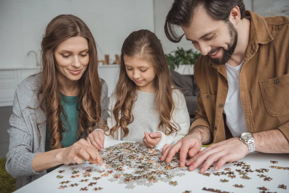 10 actividades familiares de cuarentena en su apartamento | Rompecabezas familiar | phillyaptrentals.com