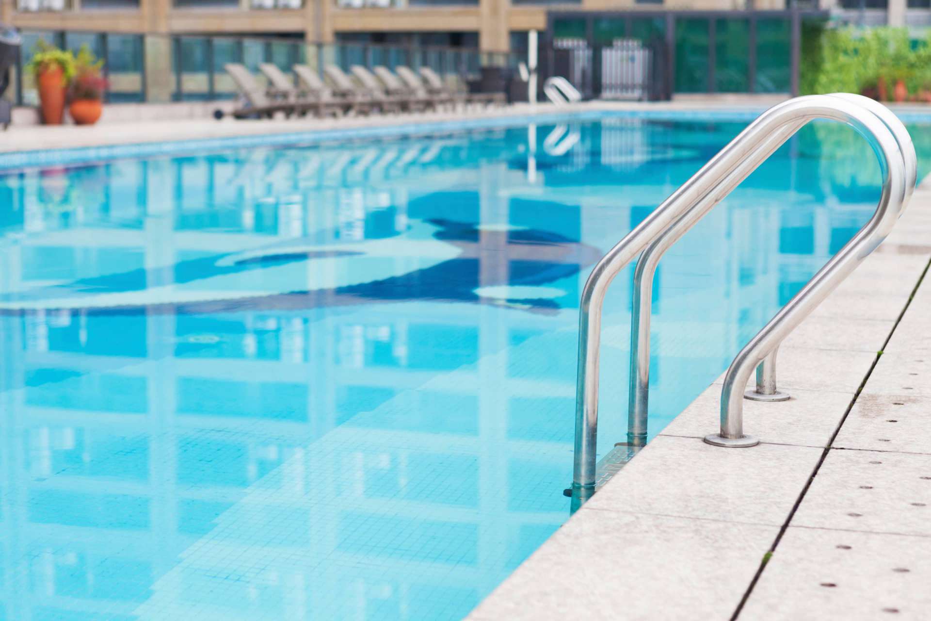 edificio de apartamentos con piscina