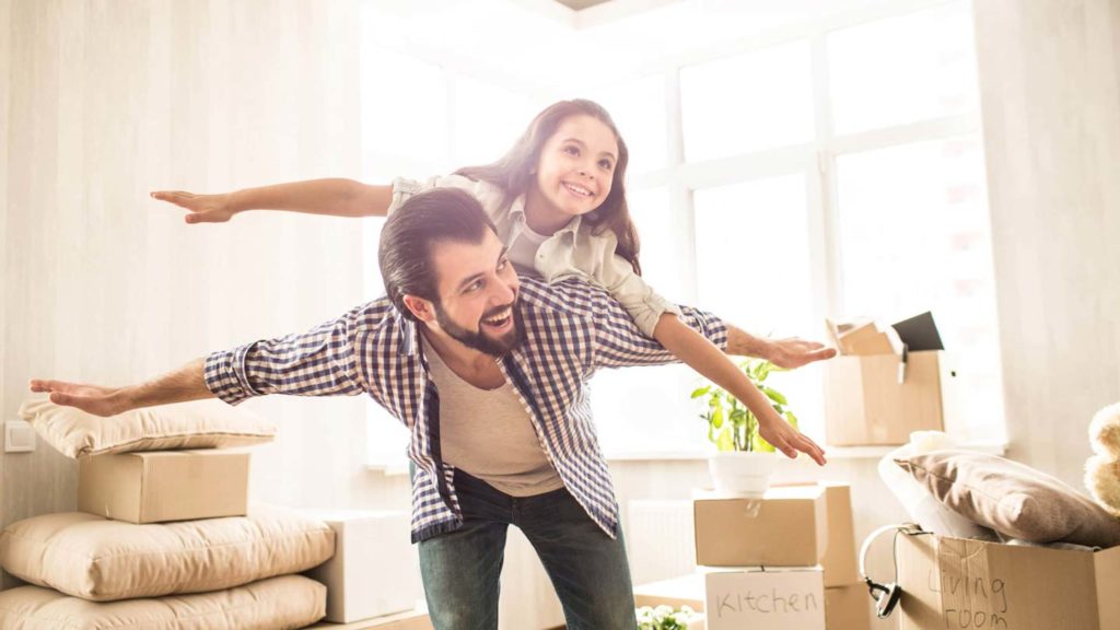 Père et fille jouant à la maison