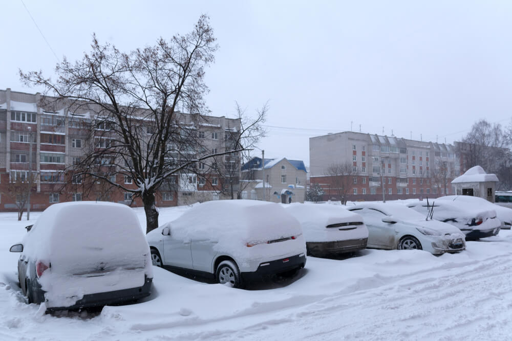 ¿Qué es un estacionamiento en la superficie de un apartamento? Coche estacionado afuera en la nieve | www.phillyaptrentals.com