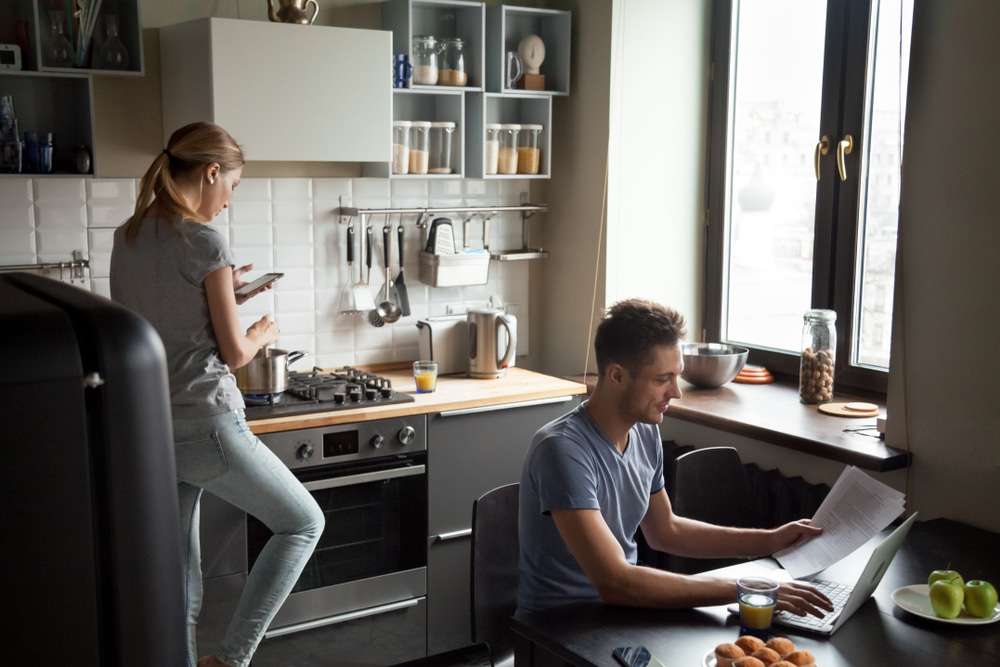 Un appartement d'une chambre convient-il à un couple ? | Couple travaillant à domicile dans la cuisine | www.phillyaptrentals.com