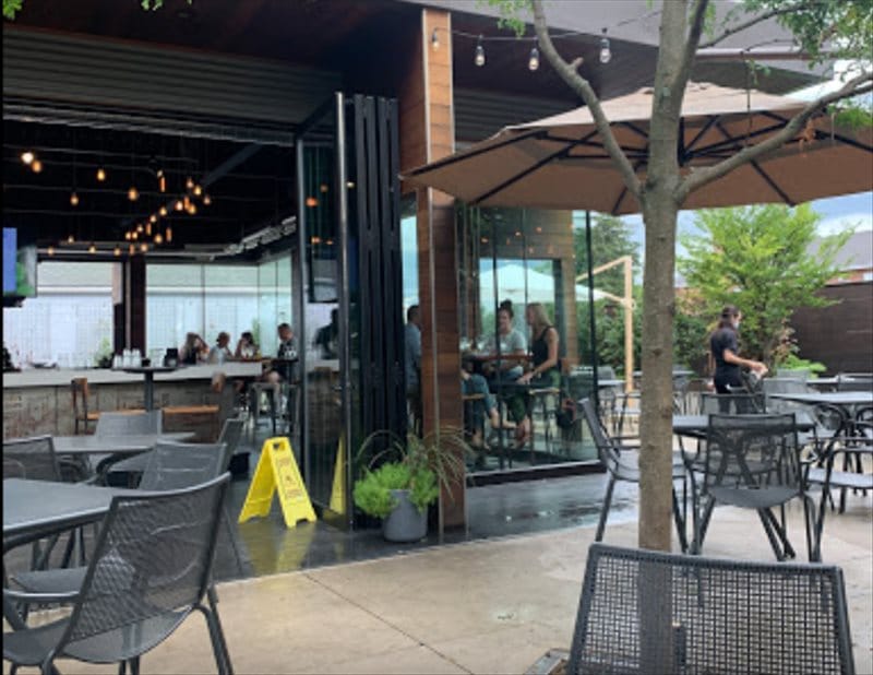 6 Outdoor Dining Spots in NE Philadelphia | Macaroni's | phillyaptrentals.com