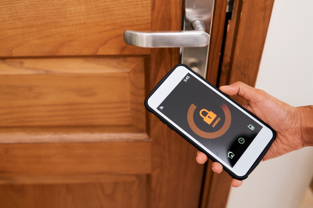 Um apartamento Smart Lock sendo armado | phillyaptrentals.com