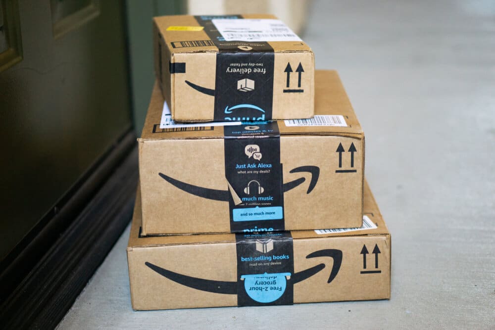 Was bedeutet Paketservice in Wohnungen | Amazon-Boxen vor der Wohnungstür | www.phillyaptrentals.com