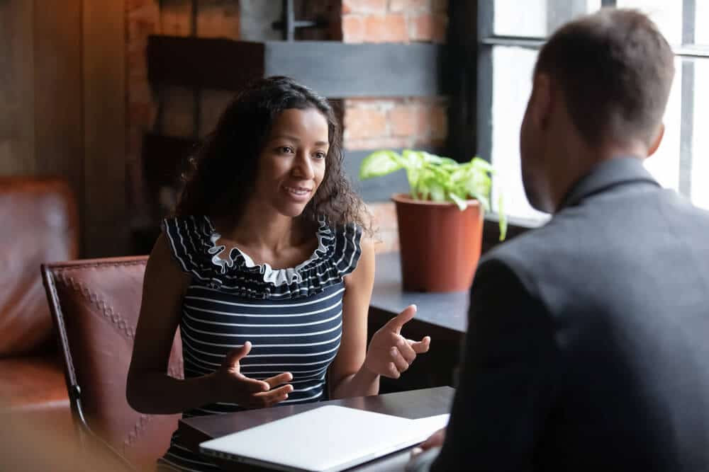 Mujer explicando las reglas para calcular cuánto alquiler puede permitirse | www.phillyaptrentals.com