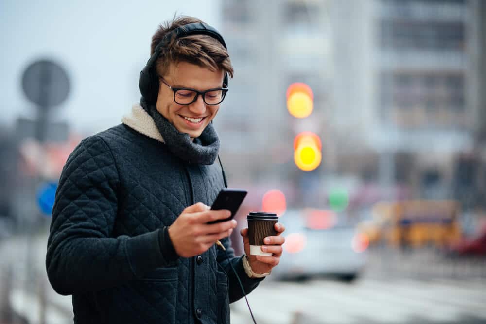 Melhor mês para alugar apartamento | Homem do lado de fora no frio no telefone | www.phillyaprententals.com