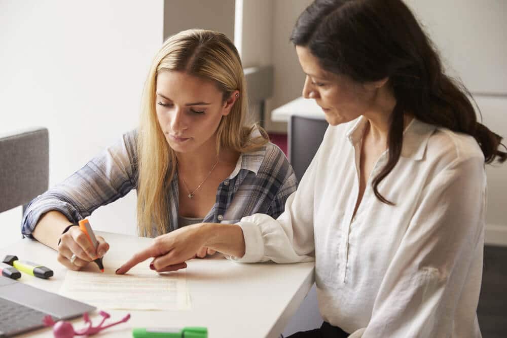 Vrouwen ondertekenen huurcontract | www.phillyaptrentals.com