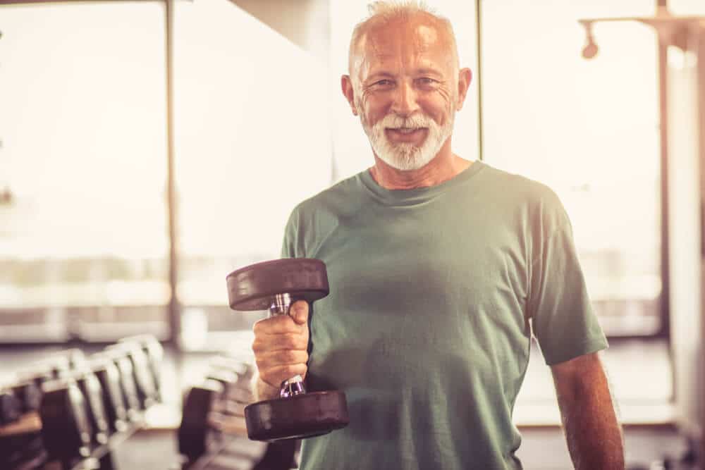 Vantaggi per le palestre in appartamento | Uomo felice in palestra | www.phillyaptrentals.com