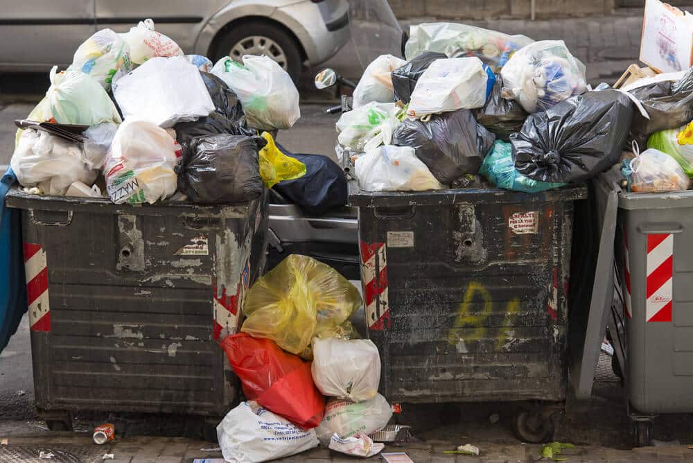 Trash Bins Piled Up and Overflowing Outside Apartment Are a Red Flag | www.phillyaptrentals.com 