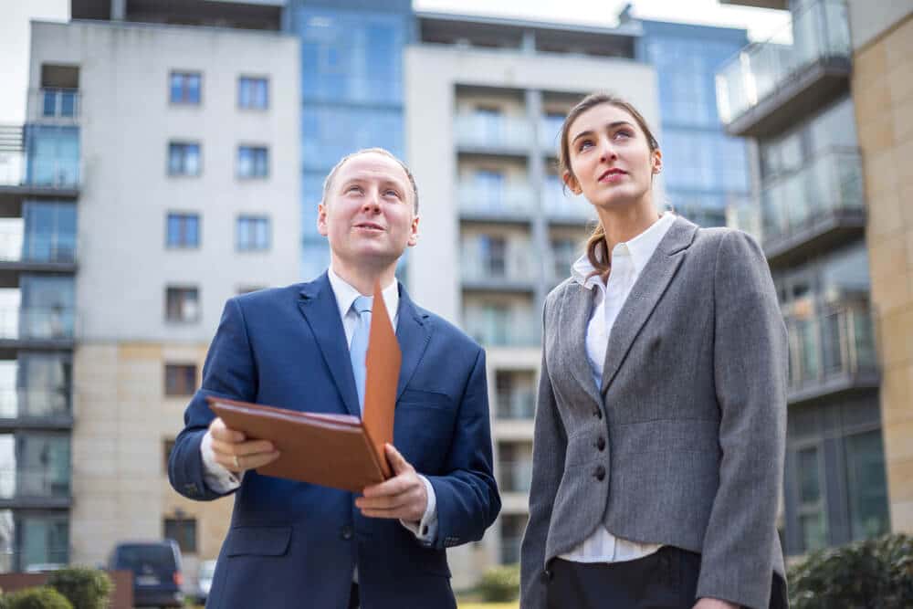 Vrouw kijkt op naar een exact appartement | www.phillyaptrentals.com