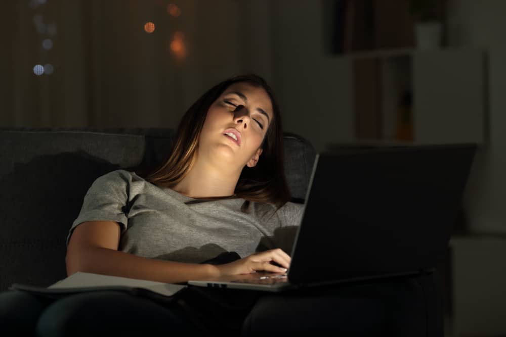 7 questions que vous devez poser sur le CONTRÔLE DU SON avant de louer | Femme endormie sur un canapé | phillyaprentals.com